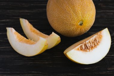 Dilimlenmiş taze kavunlar