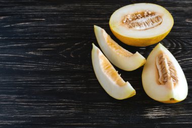 Dilimlenmiş taze kavunlar