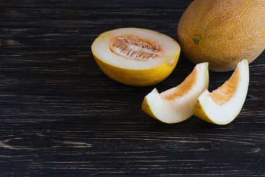 Dilimlenmiş taze kavunlar