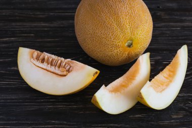 Dilimlenmiş taze kavunlar