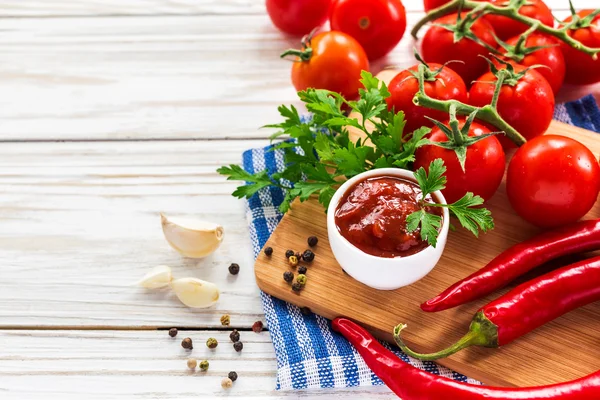 Кетчуп. Сальса з томатного соусу — стокове фото