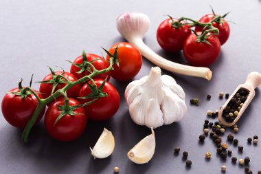 Sarımsak, domates ve baharatlar