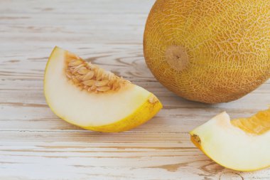 Dilimlenmiş taze kavunlar