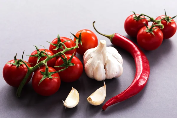 Aglio, peperoncino piccante, pomodori — Foto Stock