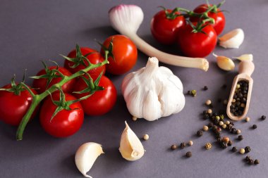 Sarımsak, domates ve baharatlar