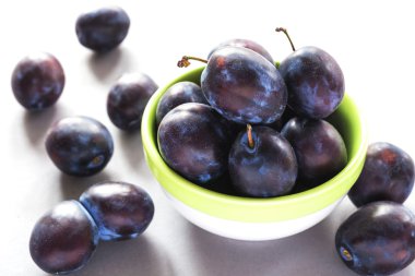 Rustik arka plan üzerinde tatlı olgun Erik. Yakın çekim.