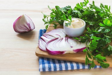 Taze ev yapımı beyaz sos mayonez ve baharatlar