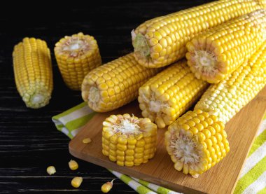 Taze tatlı mısır koçanı üzerinde