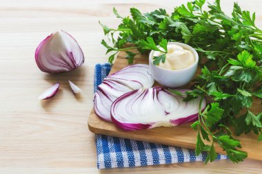 Taze ev yapımı beyaz sos mayonez ve baharatlar