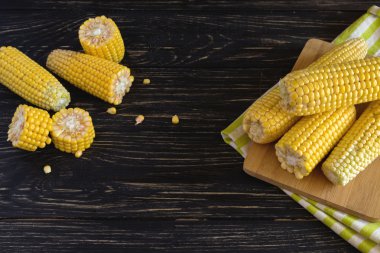 Taze tatlı mısır koçanı üzerinde