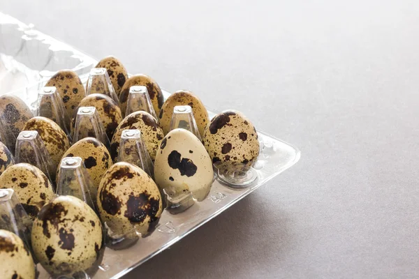 Ovos de codorna em uma tigela de argila na mesa de pedra escura . — Fotografia de Stock