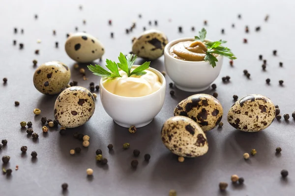 Verse zelfgemaakte sausen gele mosterd en witte mayonaise — Stockfoto