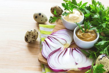 Sarı hardal ve beyaz mayonez taze ev yapımı soslar