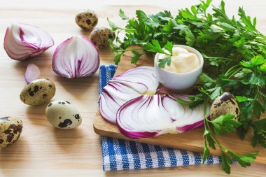 Taze ev yapımı beyaz sos mayonez ve baharatlar