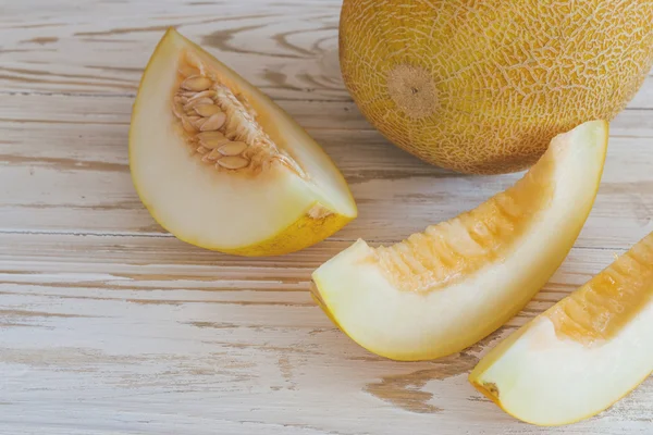 Dilimlenmiş taze kavunlar