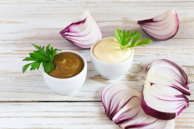 Sarı hardal ve beyaz mayonez taze ev yapımı soslar