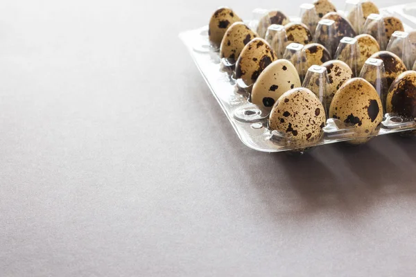 Kwarteleitjes in een klei kom op donkere stenen tafel. — Stockfoto