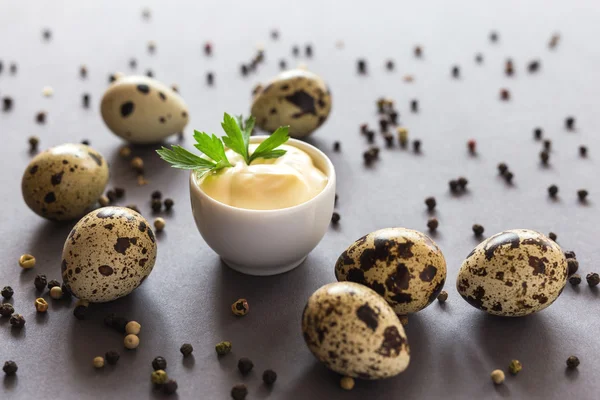 Verse zelfgemaakte witte saus, mayonaise en specerijen — Stockfoto