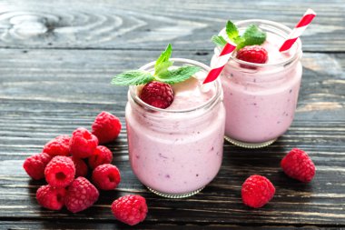 Ahududu meyve yüzlü ya da muzlu süt