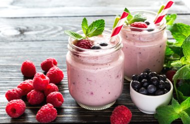 Ahududu meyve yüzlü ya da muzlu süt