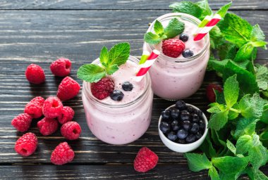 Ahududu meyve yüzlü ya da muzlu süt