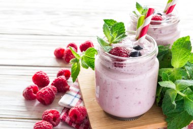 Ahududu meyve yüzlü ya da muzlu süt