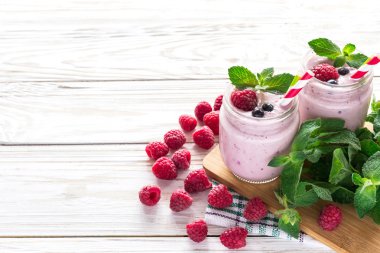 Ahududu meyve yüzlü ya da muzlu süt