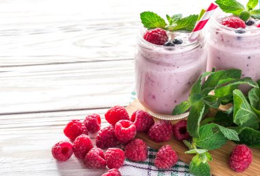 Ahududu meyve yüzlü ya da muzlu süt