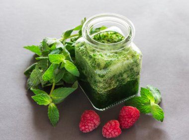 Ahududu ve nane ile sağlıklı yeşil smoothie