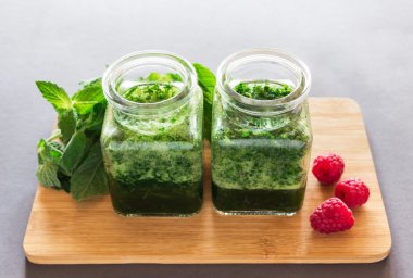 Ahududu ve nane ile sağlıklı yeşil smoothie