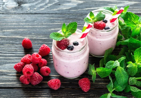 Ahududu meyve yüzlü ya da muzlu süt