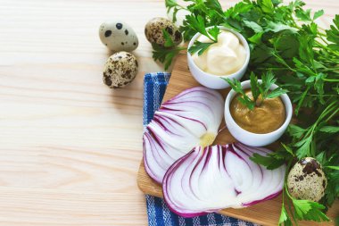 Sarı hardal ve beyaz mayonez taze ev yapımı soslar