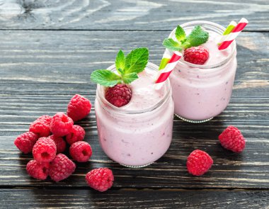 Ahududu meyve yüzlü ya da muzlu süt