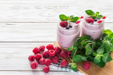 Ahududu meyve yüzlü ya da muzlu süt