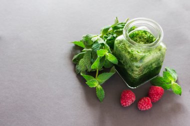 Ahududu ve nane ile sağlıklı yeşil smoothie