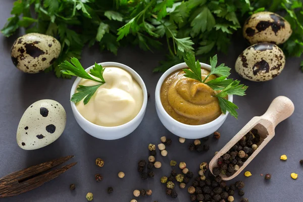 Verse zelfgemaakte sausen gele mosterd en witte mayonaise — Stockfoto