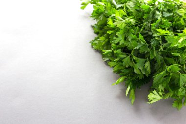 Demet taze organik maydanoz ahşap bir masa üzerinde