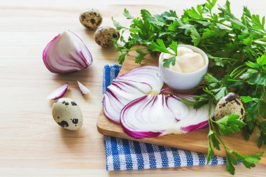 Taze ev yapımı beyaz sos mayonez ve baharatlar