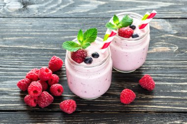 Ahududu meyve yüzlü ya da muzlu süt