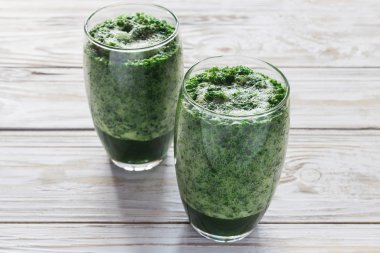 Sağlıklı yeşil kuzukulağı ve ıspanak güler yüzlü cam