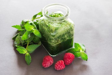 Ahududu ve nane ile sağlıklı yeşil smoothie