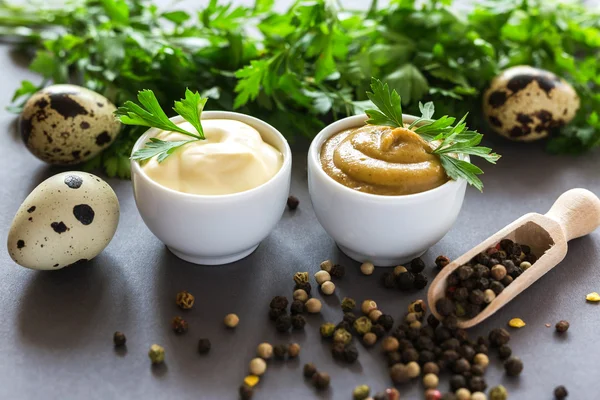 Verse zelfgemaakte sausen gele mosterd en witte mayonaise — Stockfoto