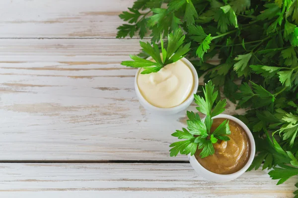 Verse zelfgemaakte sausen gele mosterd en witte mayonaise — Stockfoto