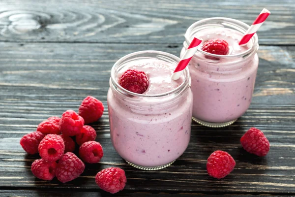 Batido de frutas de frambuesas o batido de leche —  Fotos de Stock