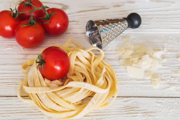 Домашняя паста спагетти, помидоры и пармезан — стоковое фото