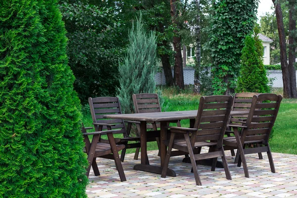 Table en bois et acclamations dans le jardin d'été — Photo