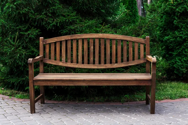 Holzschaukel im Sommergarten — Stockfoto