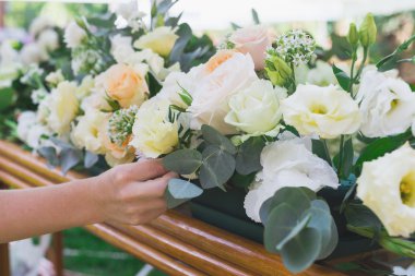 Çiçekler buket düzenlemek restoran olarak dekorasyon için.