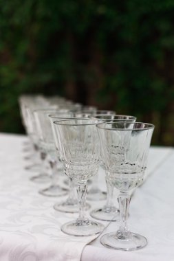 Restoranda masada boş stemware hattı.