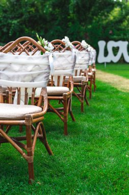 Sandalye düğün çiçekleri ile süslenmiş. Yakın çekim.